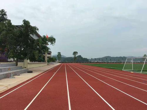 預(yù)制型橡膠跑道特點(diǎn)